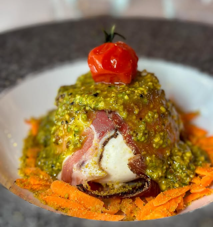 Fagottino di bufala e speck con salsa al pistacchio 