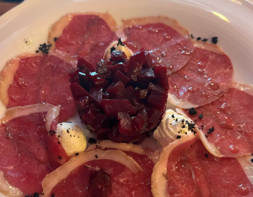 Petto d'oca affumicato con barbabietola e formaggio caprino