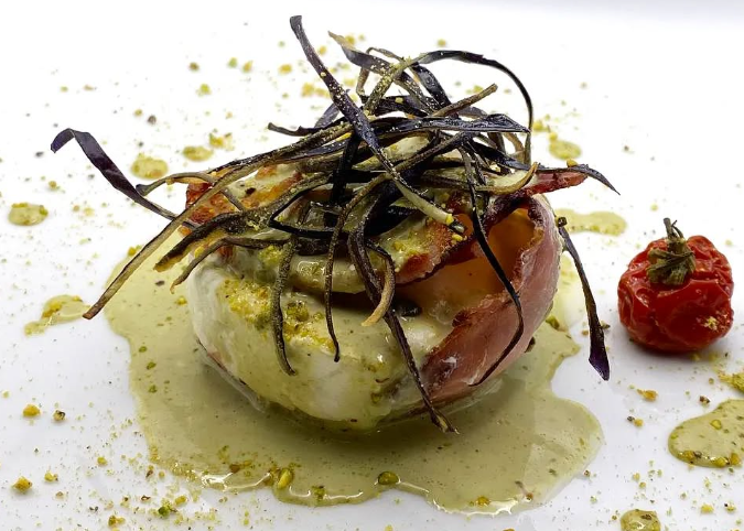 Rollatina di maialino ripieno di formaggio caprino e salsa pistacchio e il suo contorno