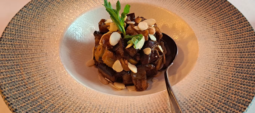 Caponata di melanzane e scaglie di mandorle tostate